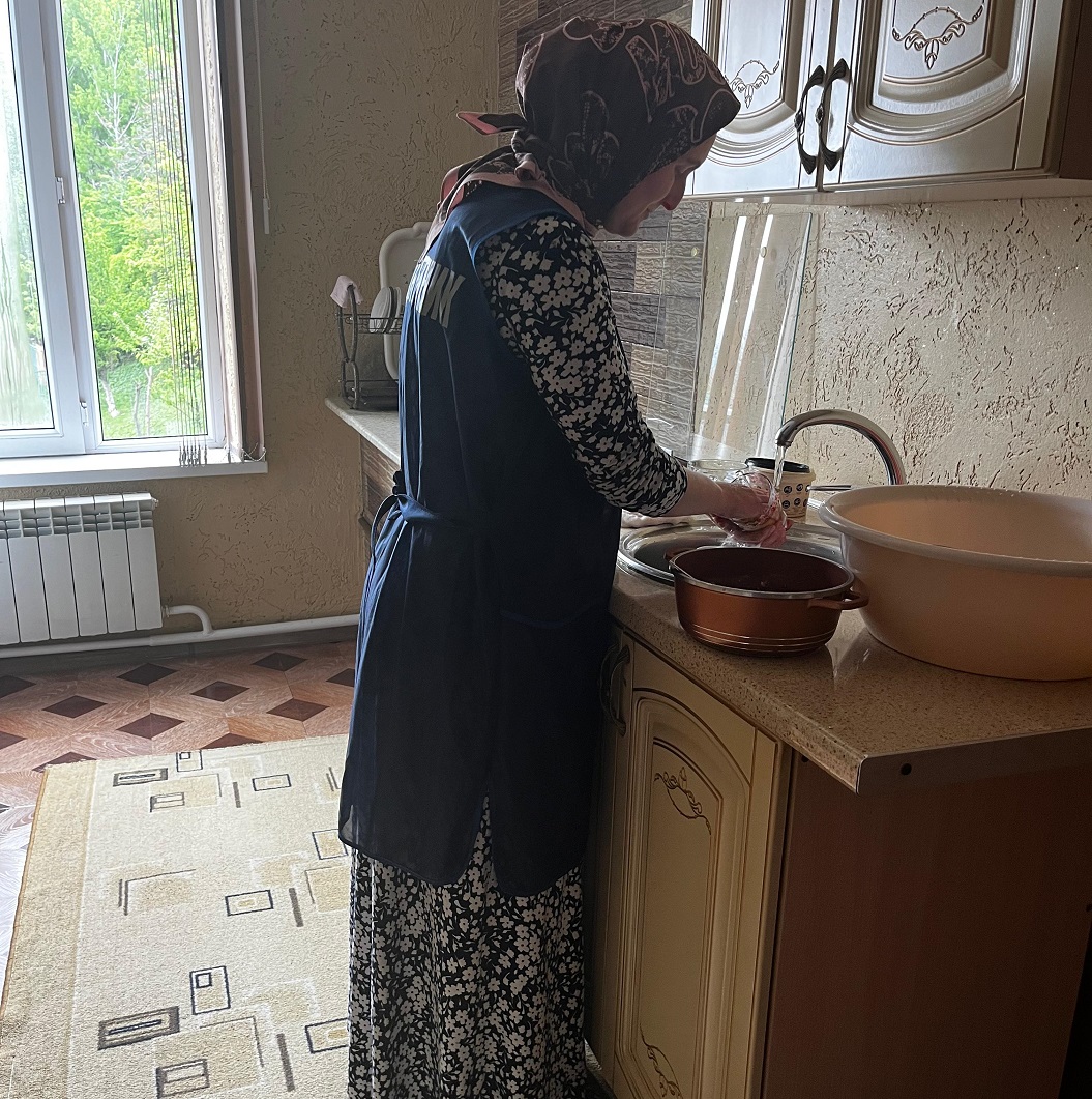 Поставщики социальных услуг ГБУ «МКЦСОН» Шатойского, Шаройского и Итум-Калинского районов посетили получателя соцуслуг Шаукалова Ибрагима