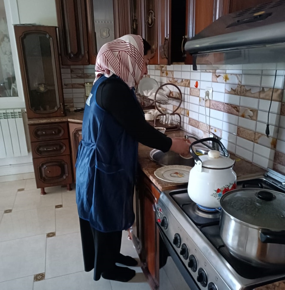 Поставщики соцуслуг ГБУ «МКЦСОН» Шатойского, Шаройского и Итум-Калинского районов посетили получателя соцуслуг Шамаеву Б