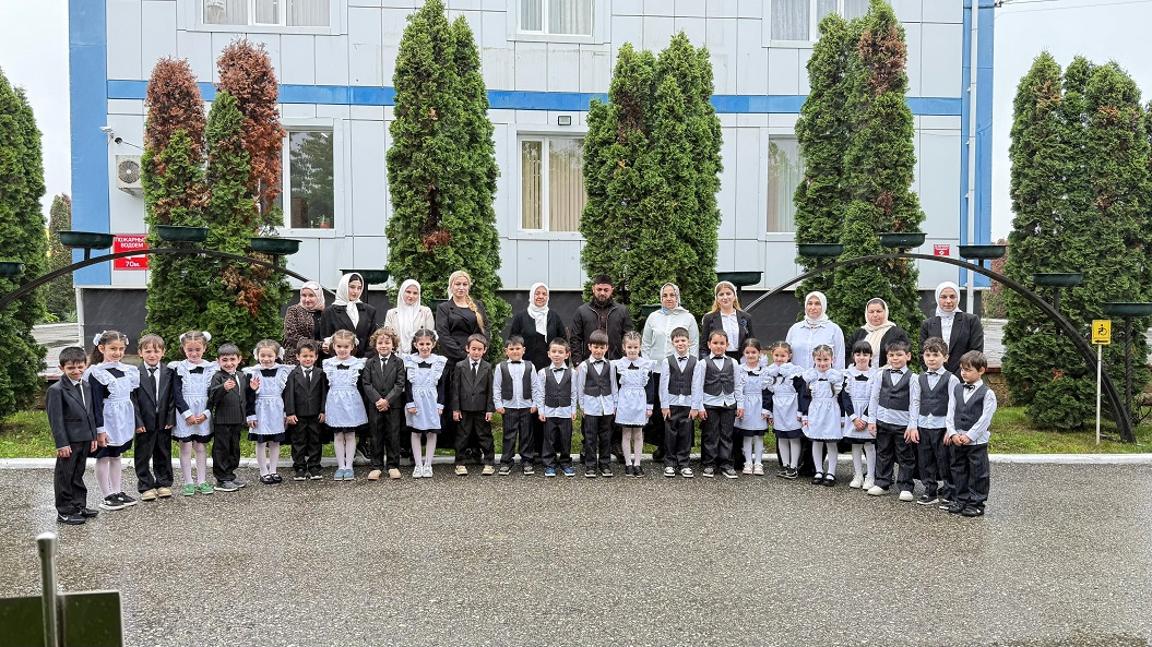 В рамках тесного сотрудничества воспитанники старших групп «Пташка» и «Солнышко» ГБУ «Курчалоевский ЦСПСиД»,  вместе с педагогами и воспитателями посетили  Курчалоевскую среднюю школу №5