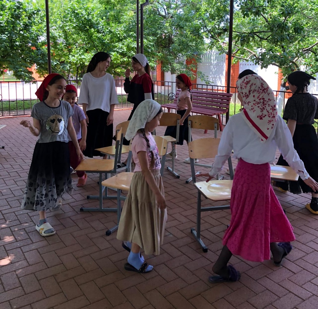 В ГБУ “Ахматовский С-РЦН” прошла игровая эстафета “Веселые старты”.