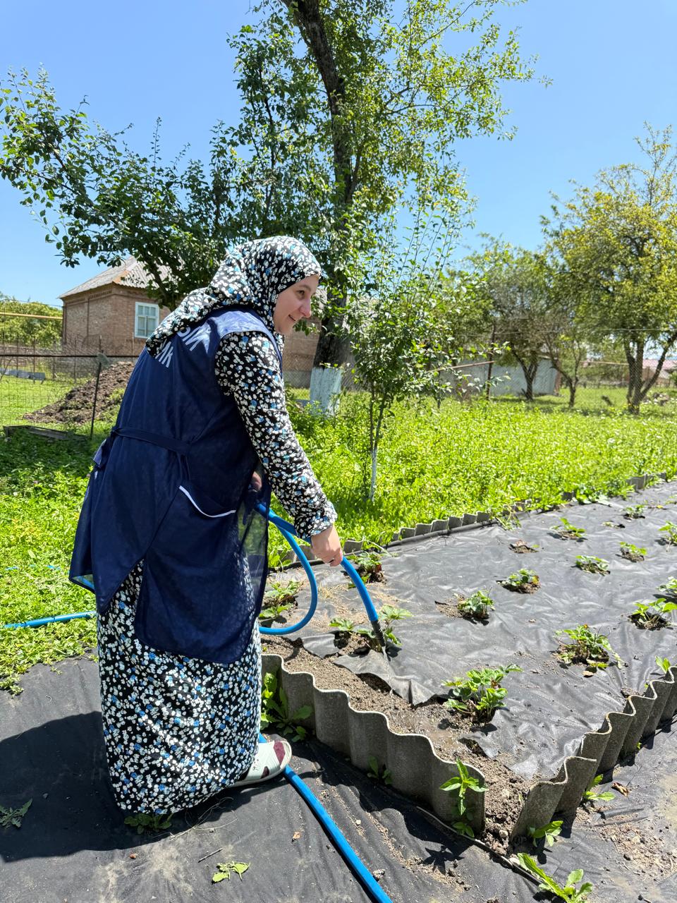 Соцработники ГБУ «КЦСОН» Веденского района посетили получателя услуг Капаеву Луизу, оказали соцбытовые услуги на дому, провели психологическую беседу.