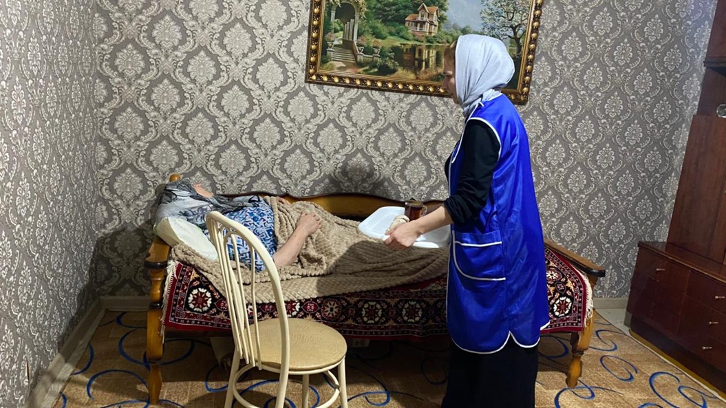 Соцработники отделения №1 ГБУ «КЦСОН» Ножай-Юртовского  района поделись трогательной историей о том, как соцработник отделения оказывает соцуслуги Хатаевой Заэ