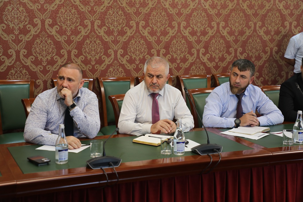 Заместитель Председателя Правительства Чеченской Республики — министр Усман Баширов провел рабочее совещание со своими заместителями, помощниками, директорами департаментов и начальниками отделов ведомства