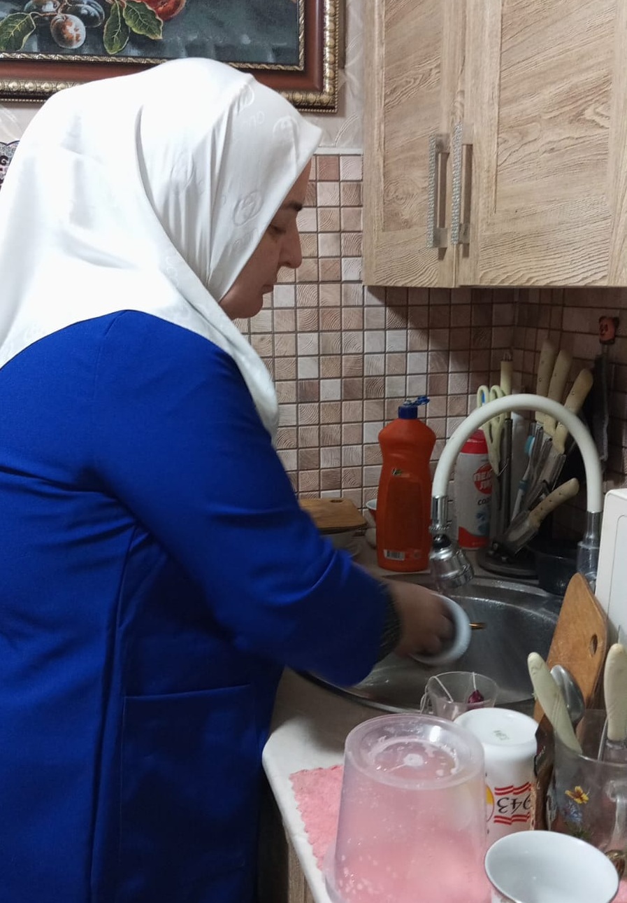Соцработники ГБУ “КЦСОН Висаитовского района”  навестили получателя соцуслуг  Джура Викторию Александровну с очень интересной творческой судьбой.