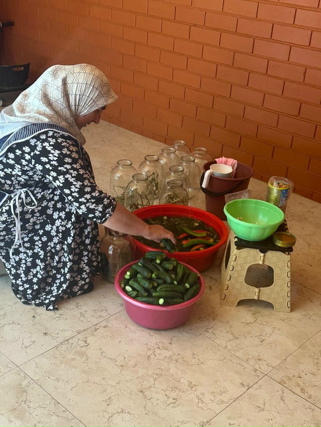 Соцработники ГБУ «КЦСОН» Курчалоевского района продолжают оказывать социально-бытовые и социально-психологические услуги на дому пожилым гражданам и людям с ОВЗ.