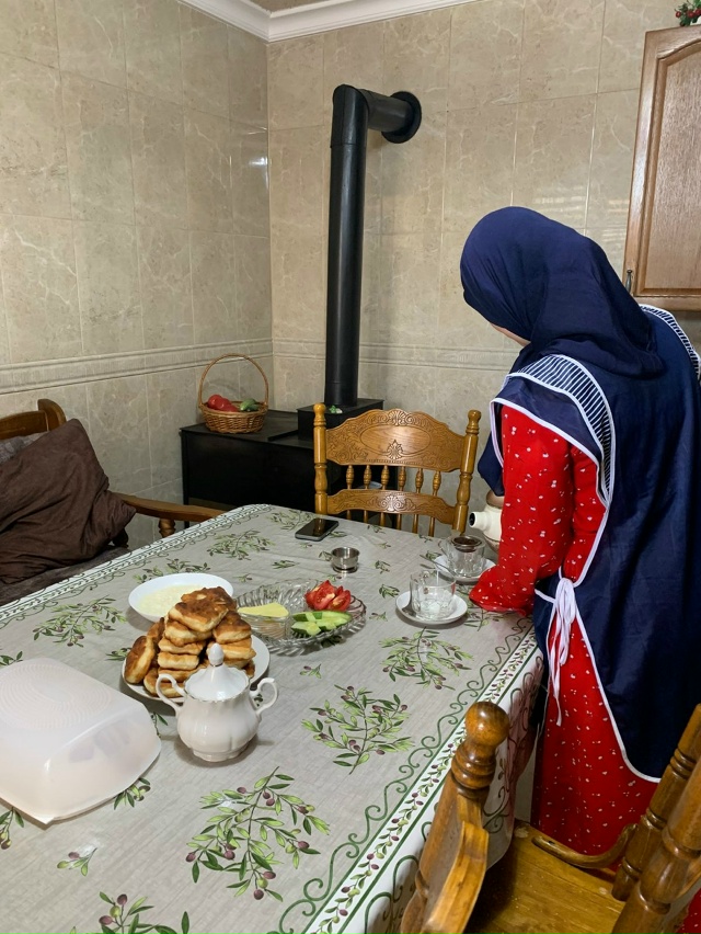 Социальные работники ГБУ «КЦСОН» Курчалоевского района посетили получателя социальных услуг Даудову Совдат