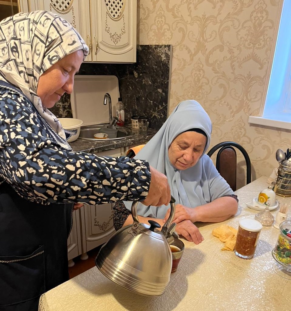 В ГБУ «МКЦСОН» Шатойского, Шаройского и Итум-Калинского посетили получателя соцуслуг Налаеву Майсат