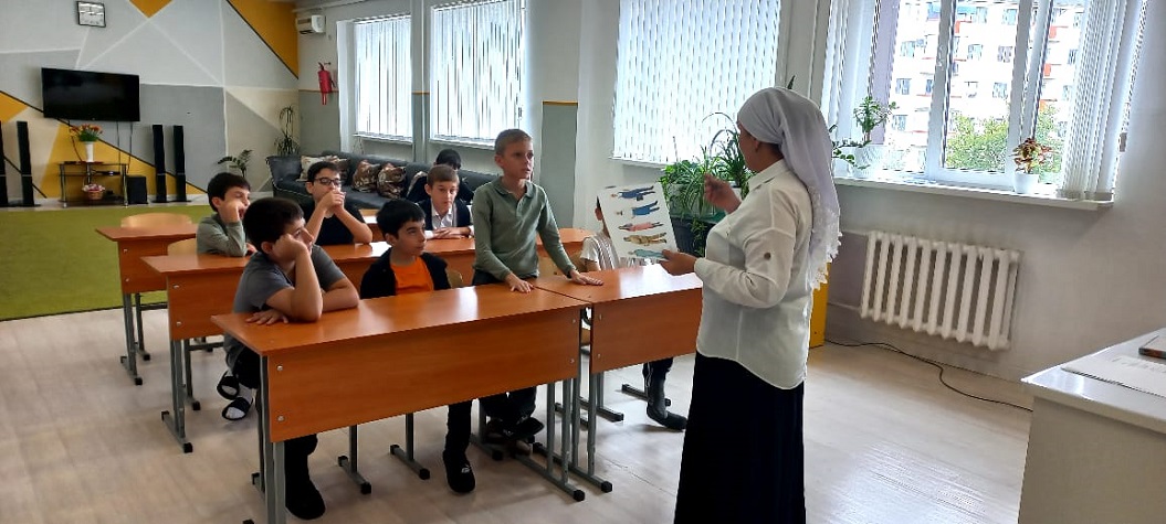 В ГБУ “Ахматовский С-РЦН» с воспитанниками средней группы  проведена беседа  «Рабочие профессии «Билет в будущее»».