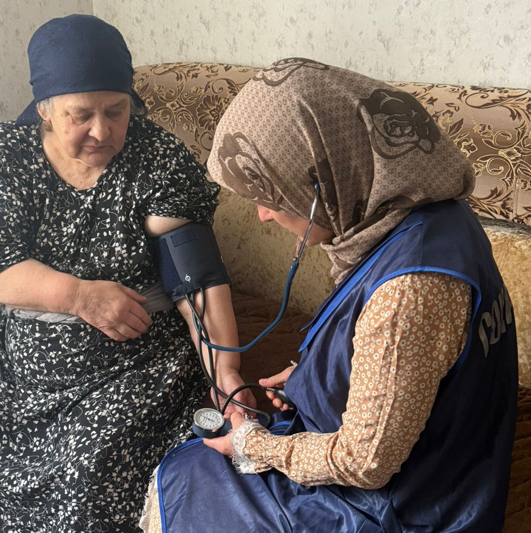 Соцработник ГБУ «МКЦСОН» Шатойского, Шаройского и Итум-Калинского районов посетила остронуждающую Данаеву Зулпат