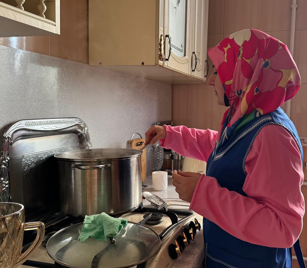 Соцработники ГБУ «КЦСОН» Серноводского района продолжают выполнять работу по оказанию социальной помощи гражданам, требующим особого внимания и заботы.