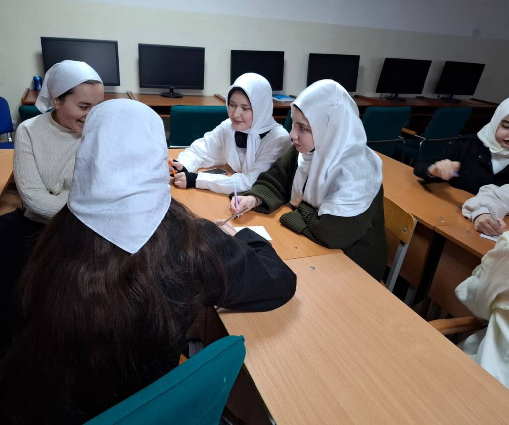 В Гуманитарно-педагогическом колледже ЧГПУ прошла интеллектуальная игра «Естествознание: и в шутку, и всерьез»