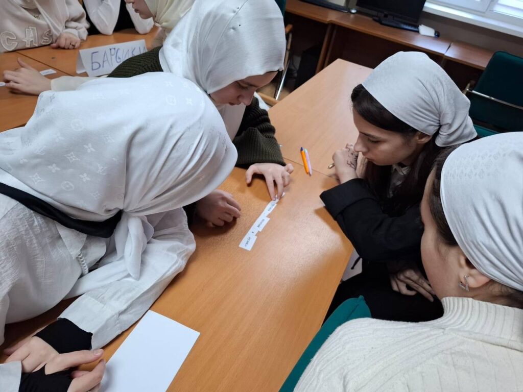В Гуманитарно-педагогическом колледже ЧГПУ прошла интеллектуальная игра «Естествознание: и в шутку, и всерьез»