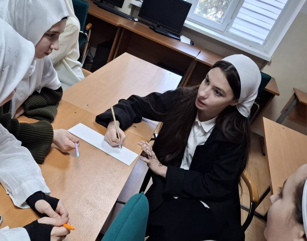 В Гуманитарно-педагогическом колледже ЧГПУ прошла интеллектуальная игра «Естествознание: и в шутку, и всерьез»