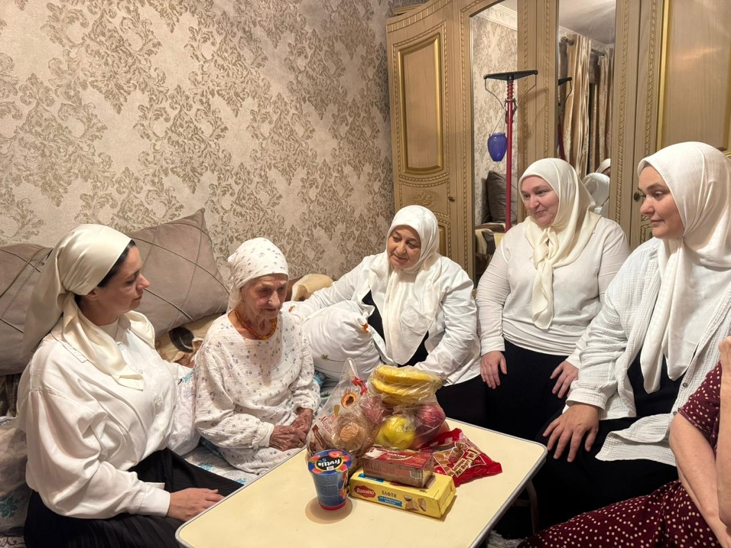 Социальные работники ГБУ “КЦСОН” Висаитовского района поздравили с Днём Матери получателя соцуслуг услуг Исраилову Сейхат
