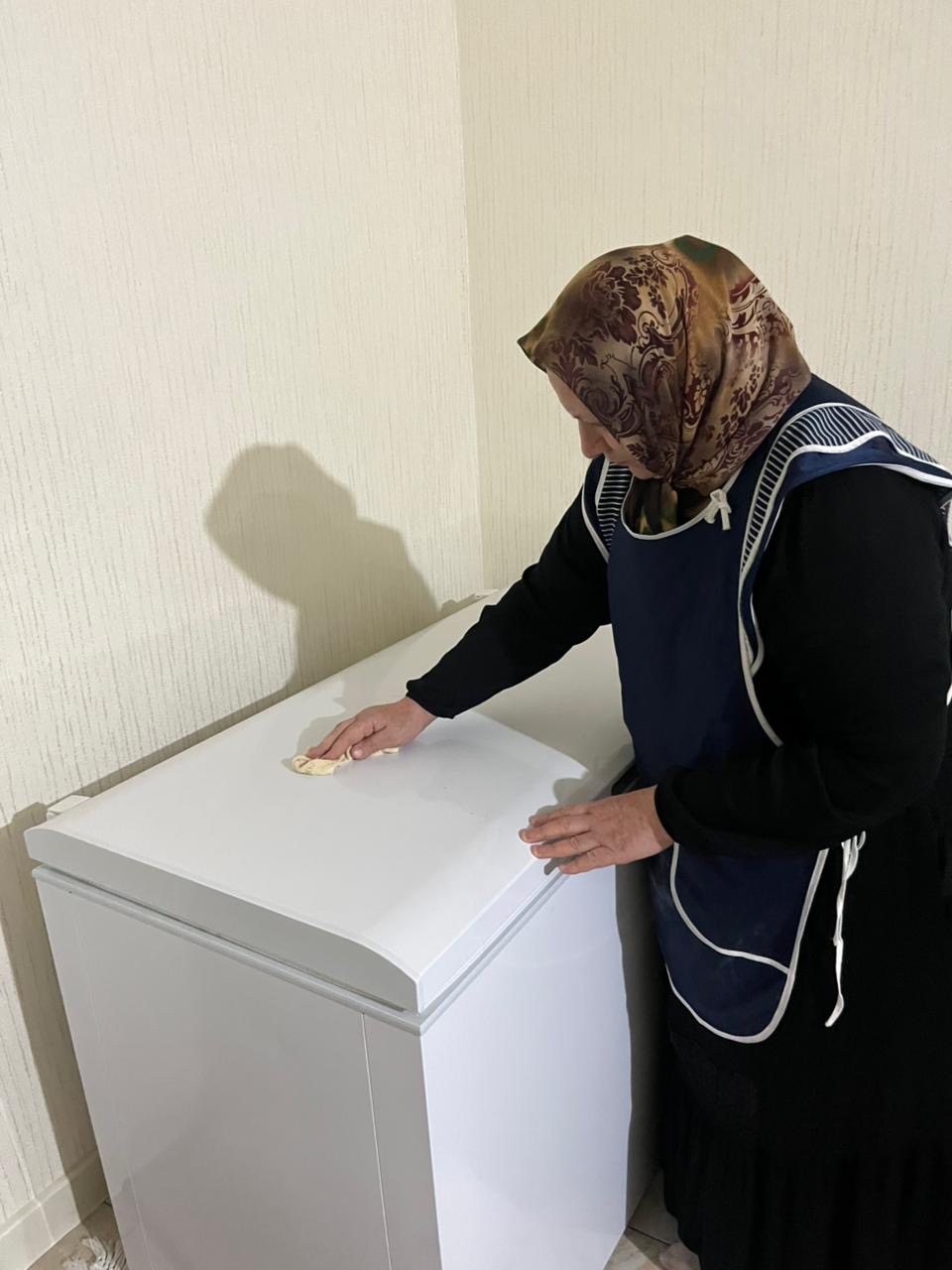 Соцработники ГБУ «КЦСОН» Курчалоевского района посетили получателя соцуслуг Алихаджиеву Тамару