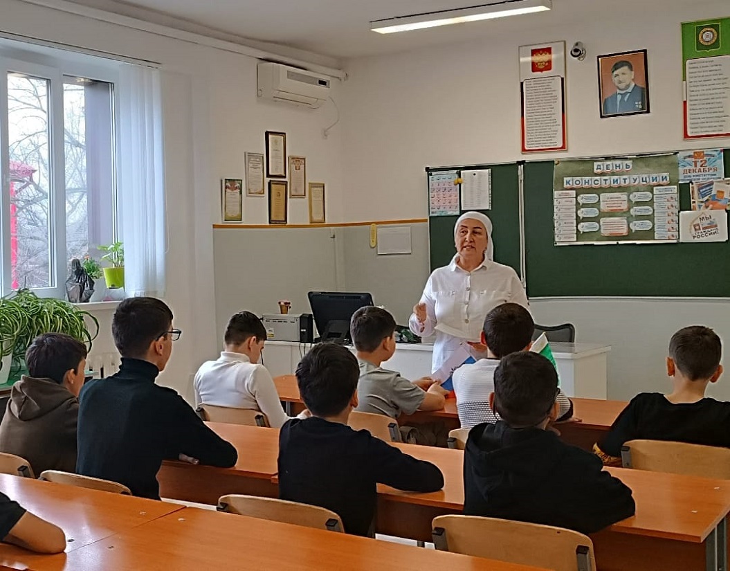 В ГБУ “Ахматовский С-РЦН” провели познавательный урок для средней группы мальчиков ко Дню Конституции России