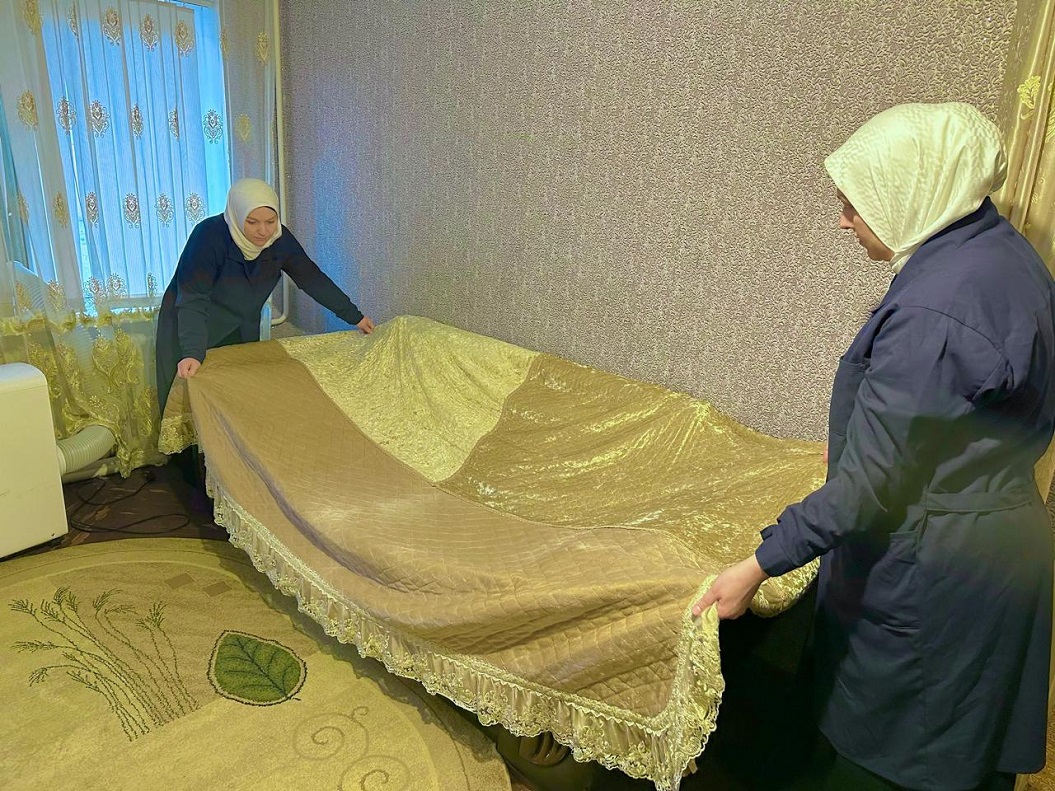 Соцработники ГБУ «КЦСОН» Висаитовского  района посетили получателя социальных услуг Самраилова Мусу Эдиевича