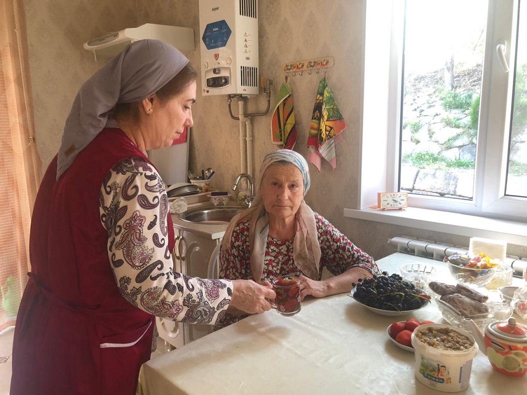 Соцработник ГБУ “КЦСОН” Шейх-Мансуровского района г. Грозного посетил получателя соцуслуг Джамбулатову Тоиту