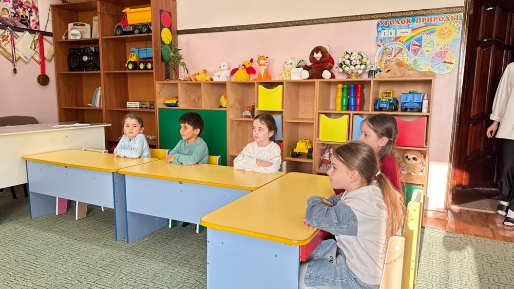 В ГБУ «Курчалоевский центр социальной помощи семье и детям» прошли тематические беседы, посвящённые Дню Мира: «Мирная Чечня»,
