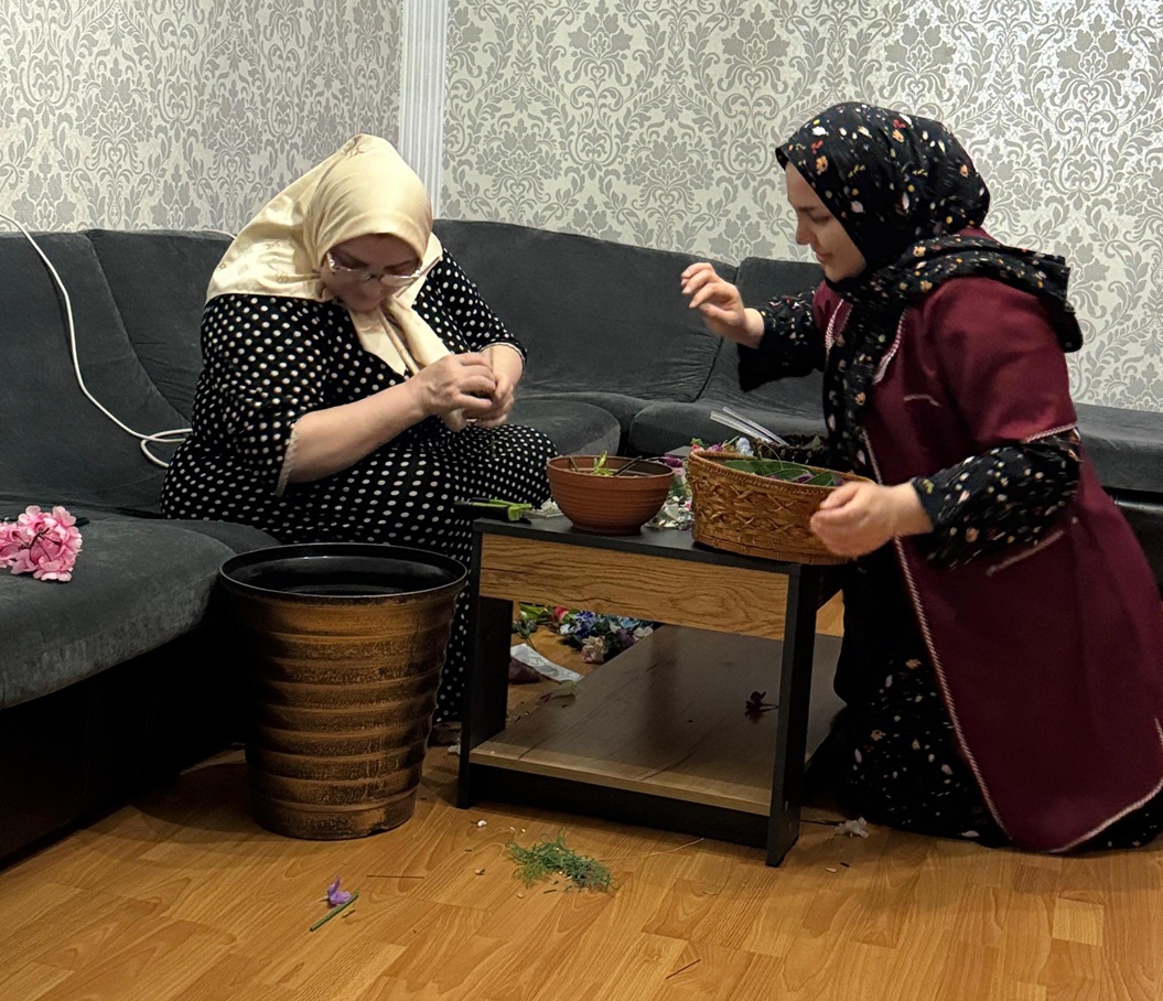 Специалисты ГБУ «КЦСОН» Шейх-Мансуровского района г. Грозного продолжают оказывать поддержку и помощь получателям соцуслуг