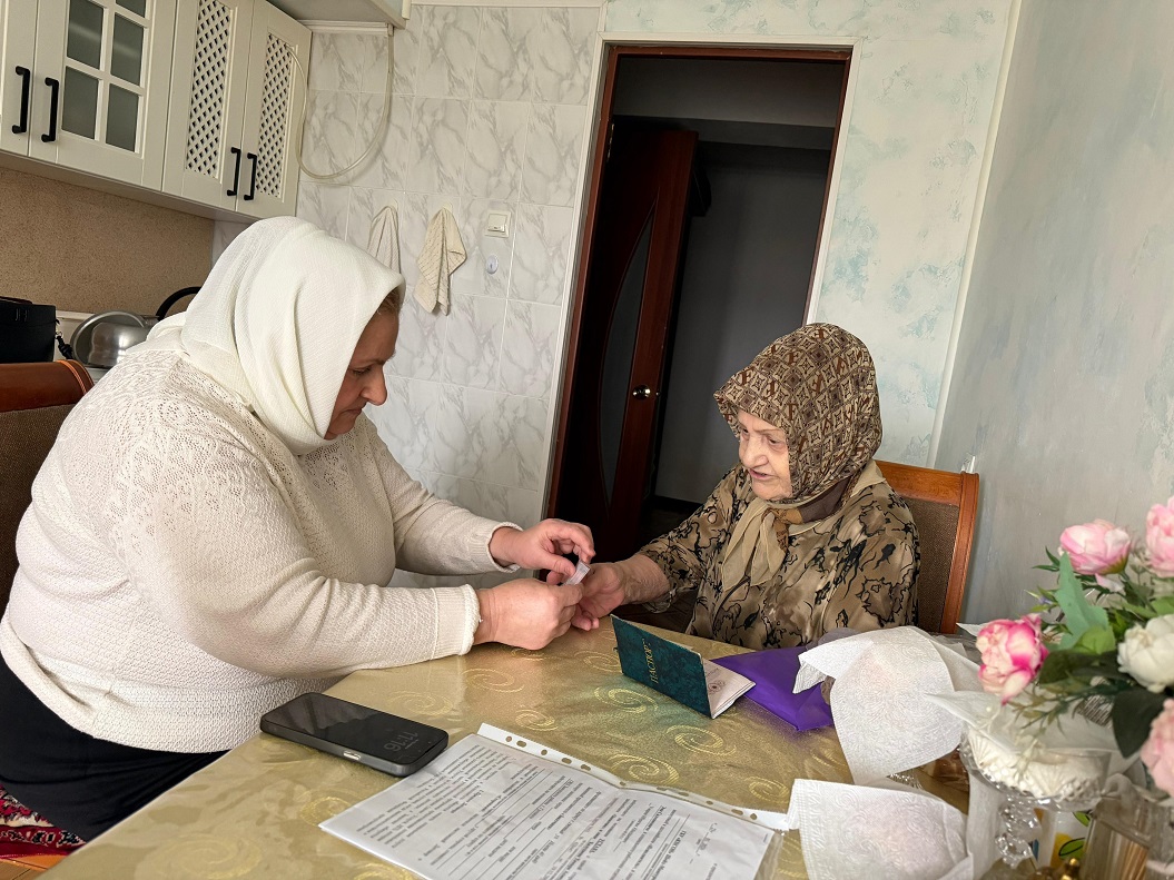 Соцработники ГБУ «КЦСОН» Шейх-Мансуровского района г. Грозного продолжают оказывать соцуслуги подопечным