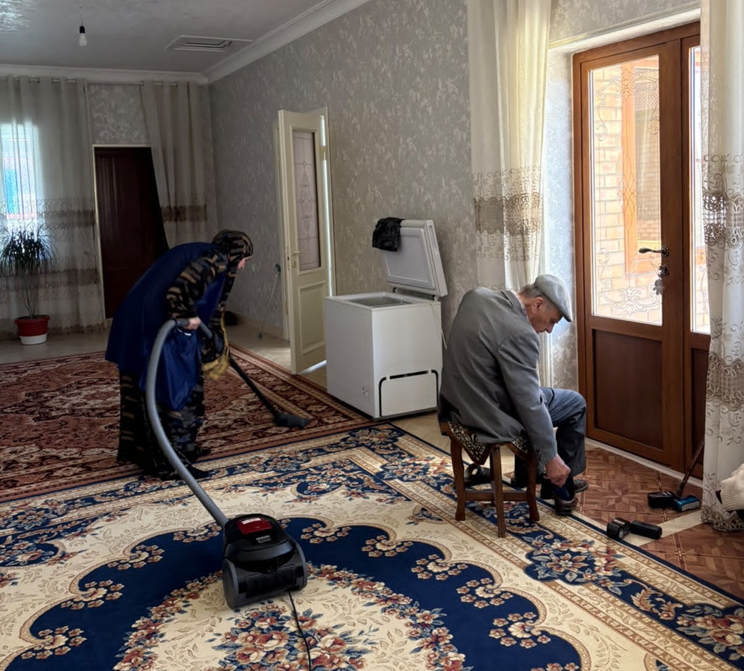 Соцработники ГБУ «КЦСОН» Байсангуровского района города продолжают регулярные выезды к гражданам, нуждающимся в постоянной поддержке