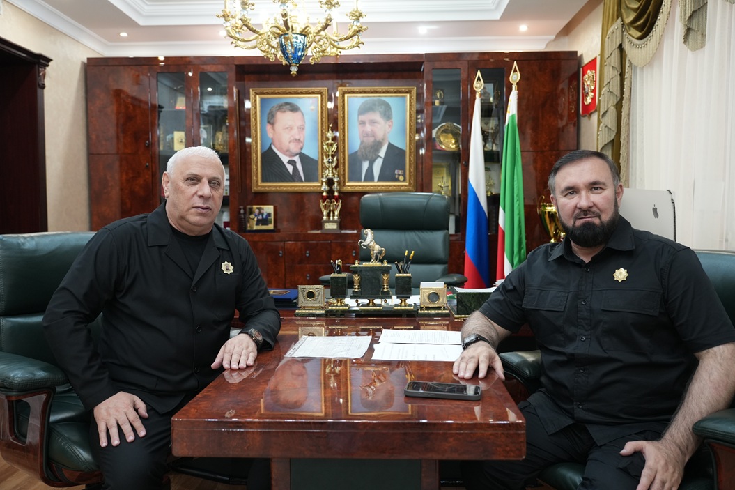 Заместитель Председателя Правительства ЧР — министр Усман Баширов провел рабочую встречу с Уполномоченным по правам человека в ЧР Мансуром Солтаевым.