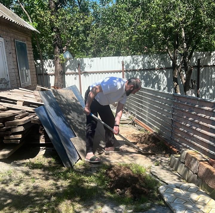 Соцработники ГБУ “КЦСОН” Байсангуровского района продолжают системную работу по оказанию помощи маломобильным и нуждающимся в соцобслуживании гражданам