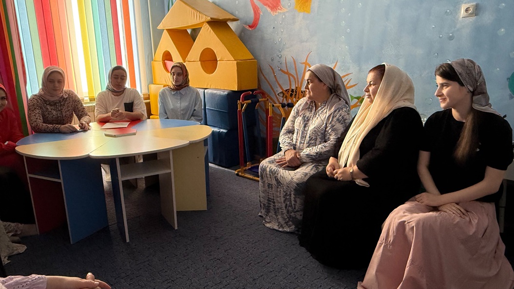 В ГБУ «Курчалоевский ЦСПСиД» провели консультацию на тему: «Подготовка и проведение открытых занятий в ГБУ»