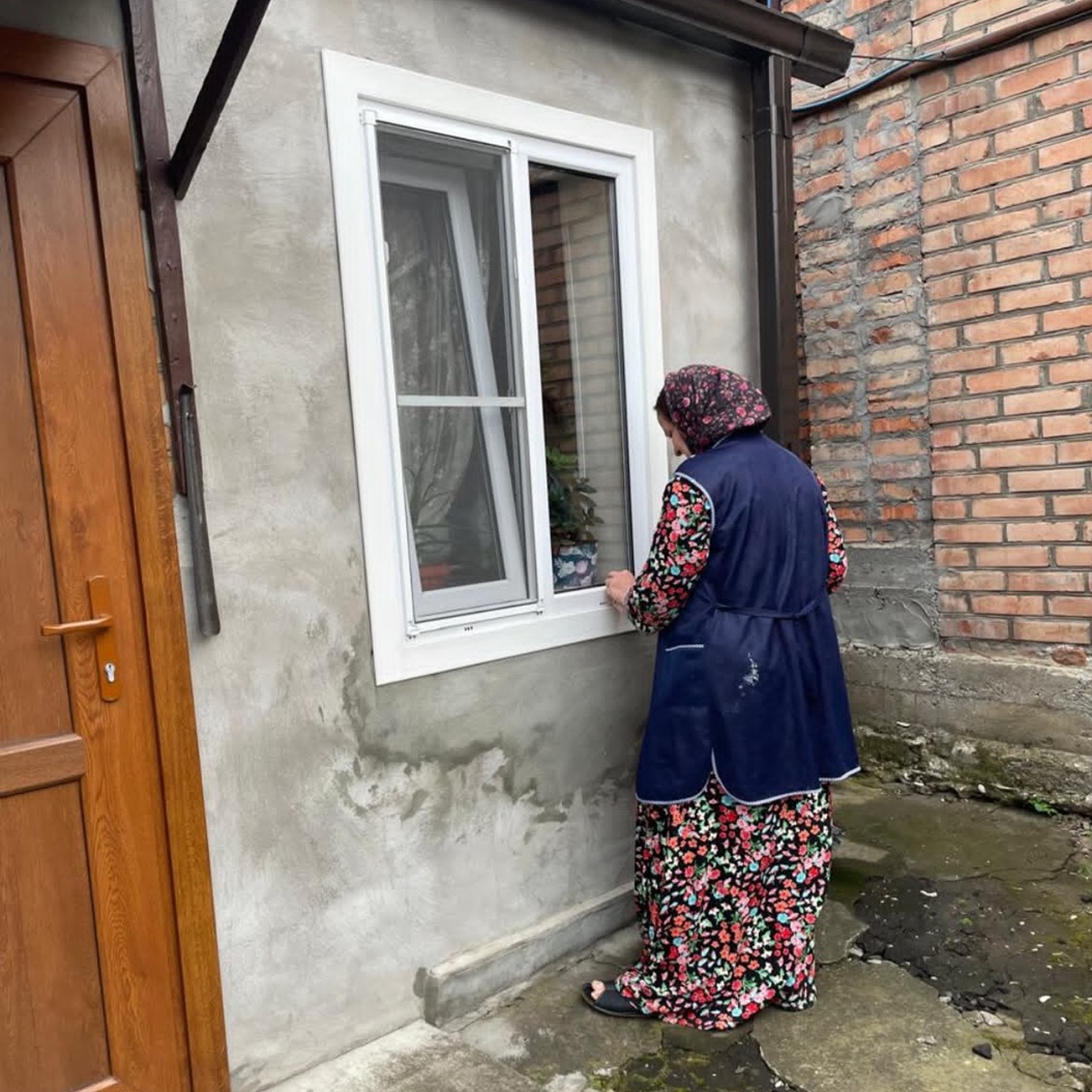 Соцработники ГБУ «КЦСОН” Байсангуровского района продолжает системную работу по оказанию помощи маломобильным и нуждающимся в соцобслуживании гражданам