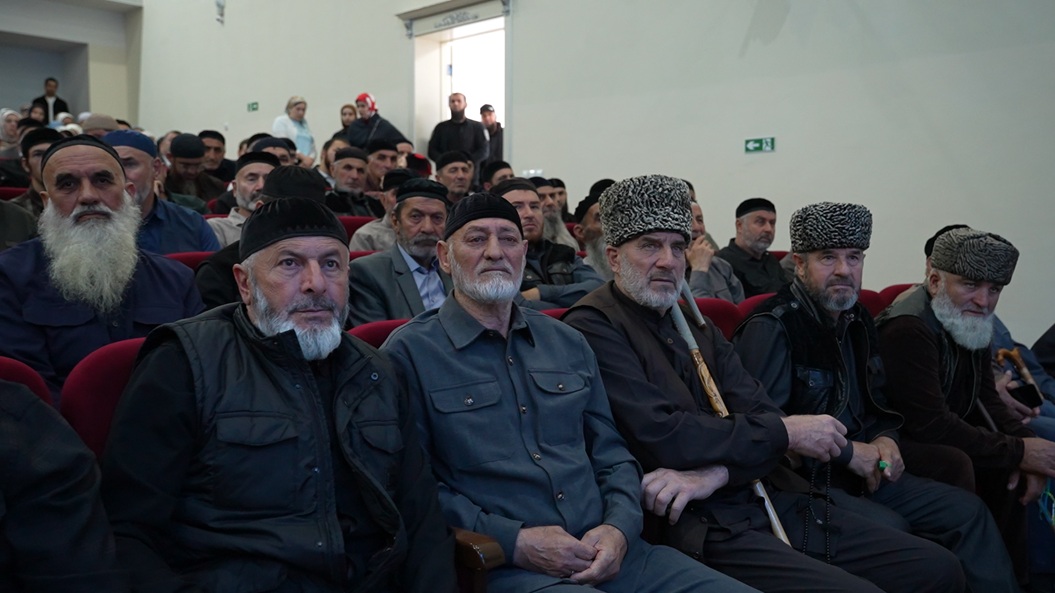 Усман Баширов провёл в Ножай-Юртовском районе совещание по вопросам подготовки к предстоящему Единому дню голосования.