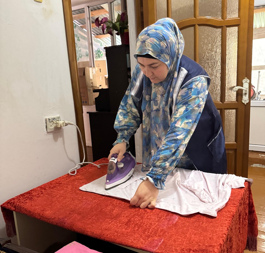 Соцработники ГБУ “КЦСОН” Байсангуровского района продолжают плановые выезды к гражданам, нуждающимся в соцобслуживании