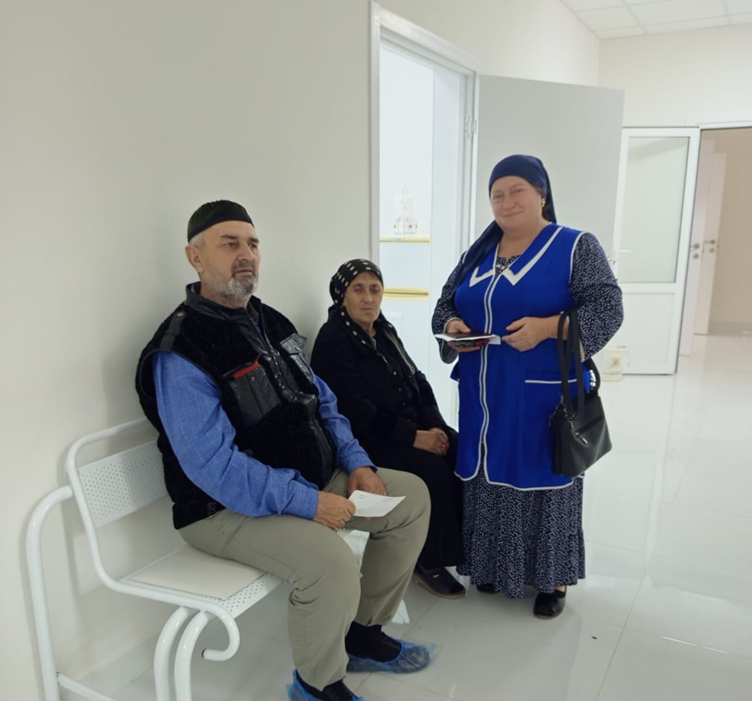Социальные и медицинские работники ГБУ “КЦСОН” Наурского района организуют сопровождение для прохождения медосмотра инвалидов и граждан старшего поколения.
