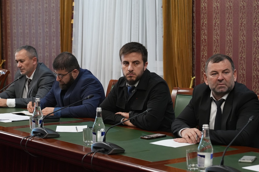 Усман Баширов провел совещание с Аппаратом управления Минтруда ЧР