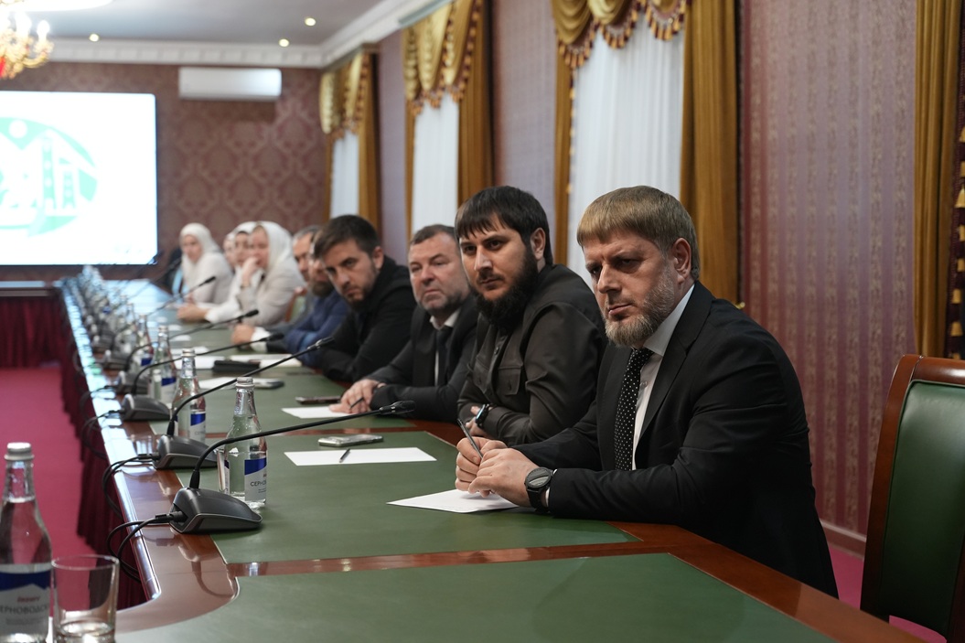 Усман Баширов провел совещание с Аппаратом управления Минтруда ЧР