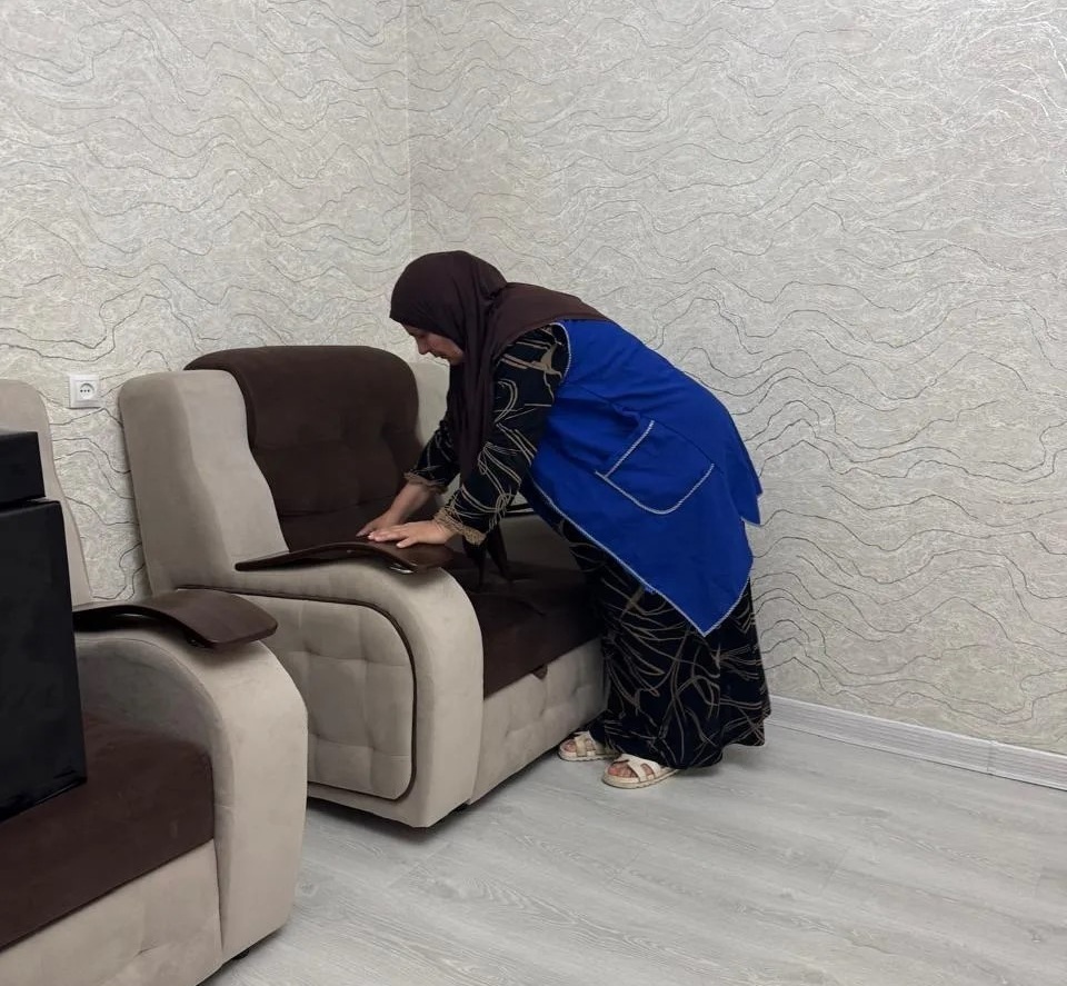 Соцработник ГБУ «КЦСОН» Ачхой-Мартановского района Асуева Хеда посетила свою подопечную Гайтукаеву Хеду, проживающую в селе Валерик