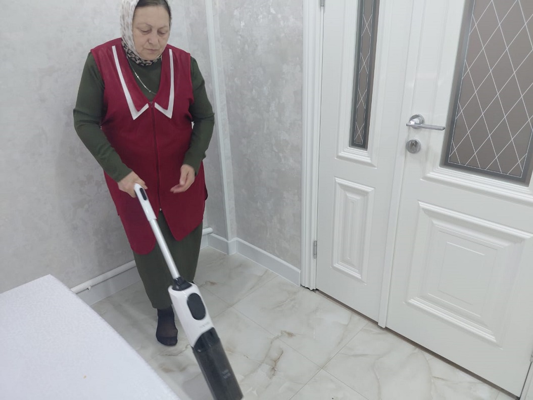 Соцработник ГБУ «КЦСОН» Шейх-Мансуровского района г. Грозного навестила маму шестерых детей – Яху Сулипову